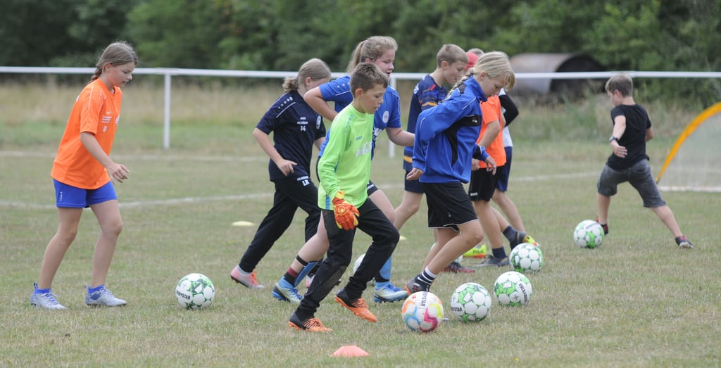 Erstes gemeinsames Training der Kinder auf dem Sportplatz Baumersroda; die Verantwortlichen der drei Vereine informieren die Eltern über die genauen Umstände der Kooperation.
