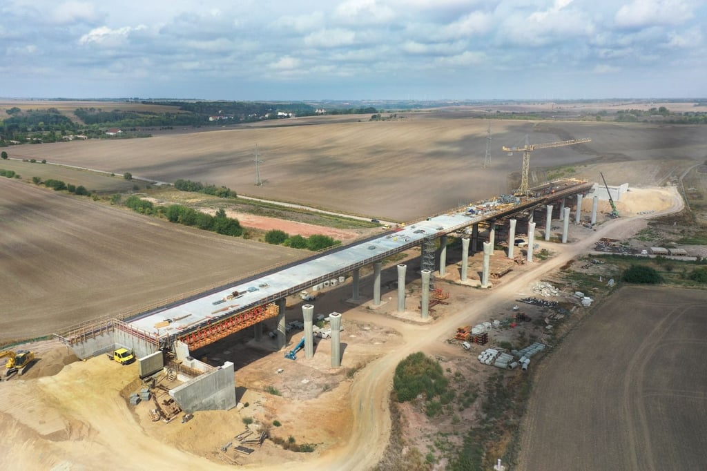 An der großen Talbrücke bei Benkdendorf wird weitergebaut. Zuletzt mussten die Arbeiten hier ruhen, weil Material fehlte.