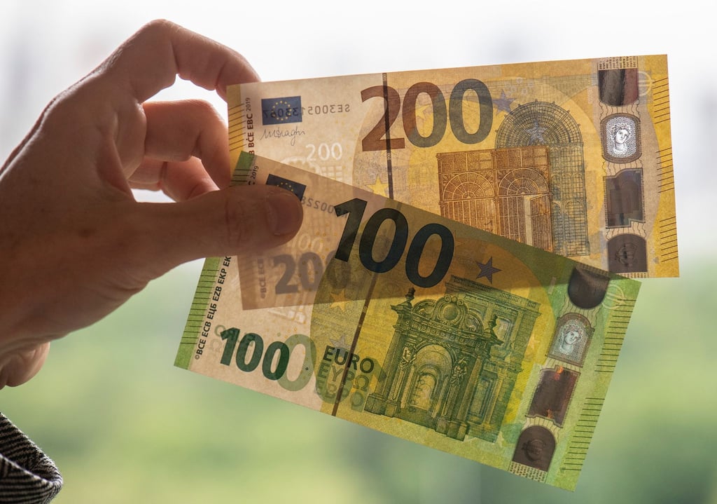 300 Euro - auf diesen Betrag beläuft sich die Energiepreispauschale, die Arbeitnehmern ab September ausbezahlt werden soll. Weil sie aber versteuert werden muss, landet netto sehr viel weniger auf dem Konto.