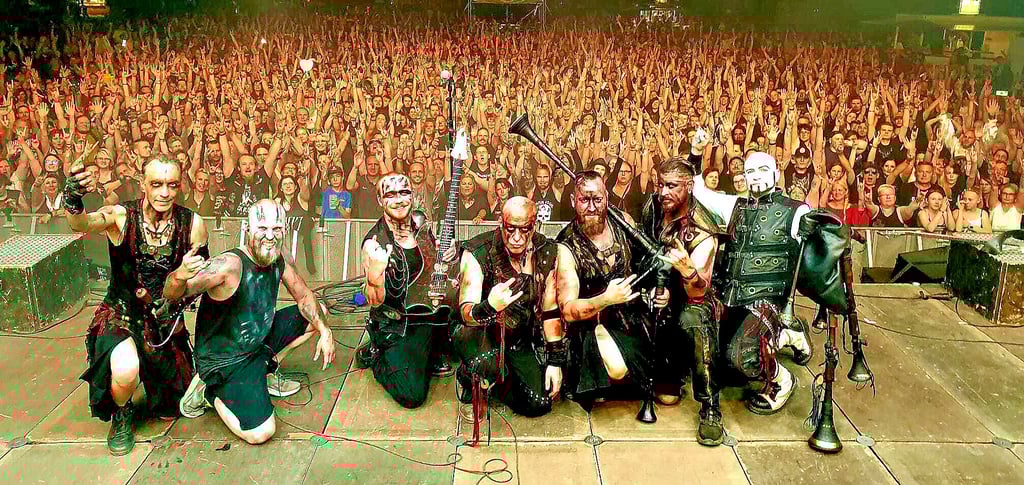 Tanzwut bei den Schlossfestspielen 2022. Tausende feierten die Band vor der Bühne im Schlossgarten.