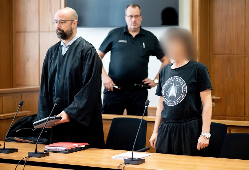 Der Angeklagte (r) steht vor Verhandlungsbeginn neben seinem Anwalt Tobias Pohl (l) im Gerichtssaal.