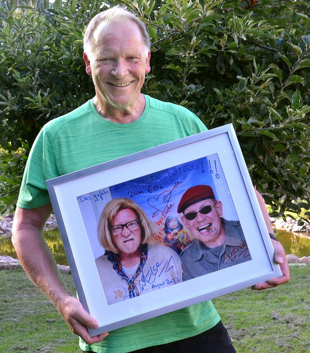 Bei einem 60. Geburtstag überreichte Edgar-Peter Kuss dem Jubilar dieses Bild vom „gefährlichsten Duo Deutschlands", was ihn als Else Kussnowski zusammen mit Ausbilder Schmitz alias Enrico Reumann zeigt. Beide waren dort aufgetreten.