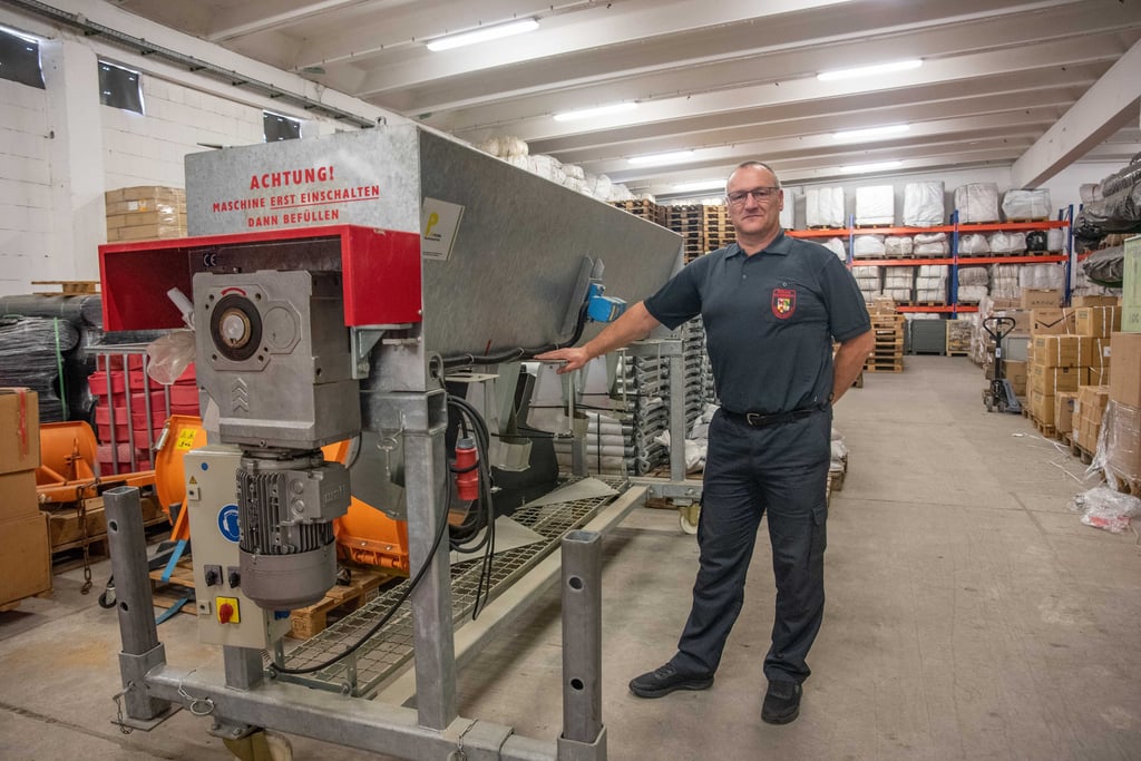 Martin Müller zeigt das Katastrophenschutz-Lager der Feuerwehr mit den Hochwasserschutzausrüstungen der Stadt.