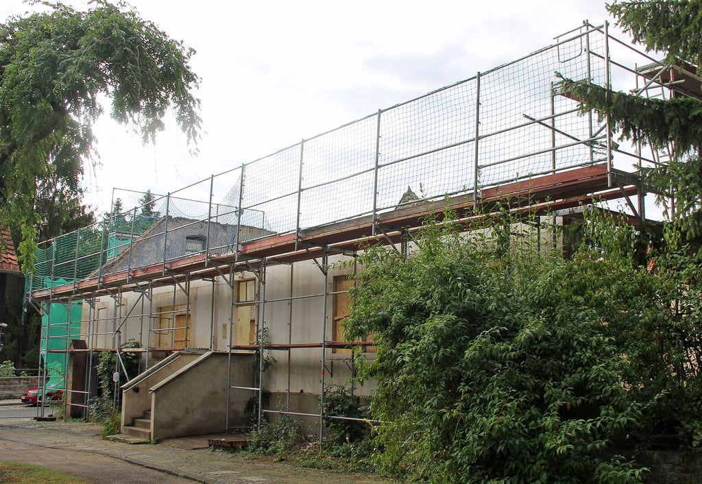 Das ehemalige Pfarrhaus, jetzt Multiples Haus, während der diffizilen Bauphase vor drei Jahren. Die letzte Rate der Fördermittel steht noch aus, was Ummendorf in eine schwierige Lage bringt.