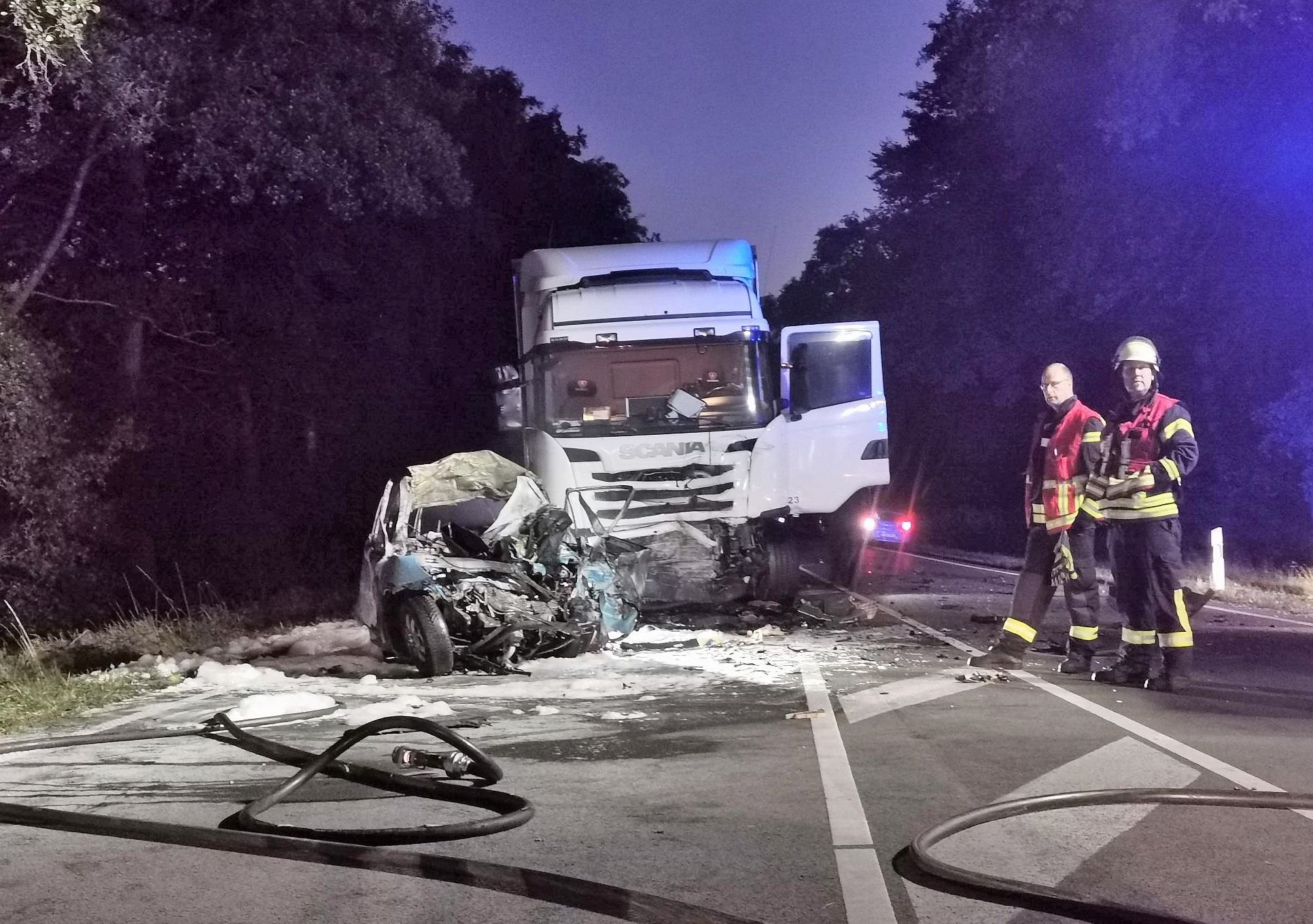 Tödlicher Unfall Im Emsland: Mensch Verbrennt In Auto Auf B70 Bei ...