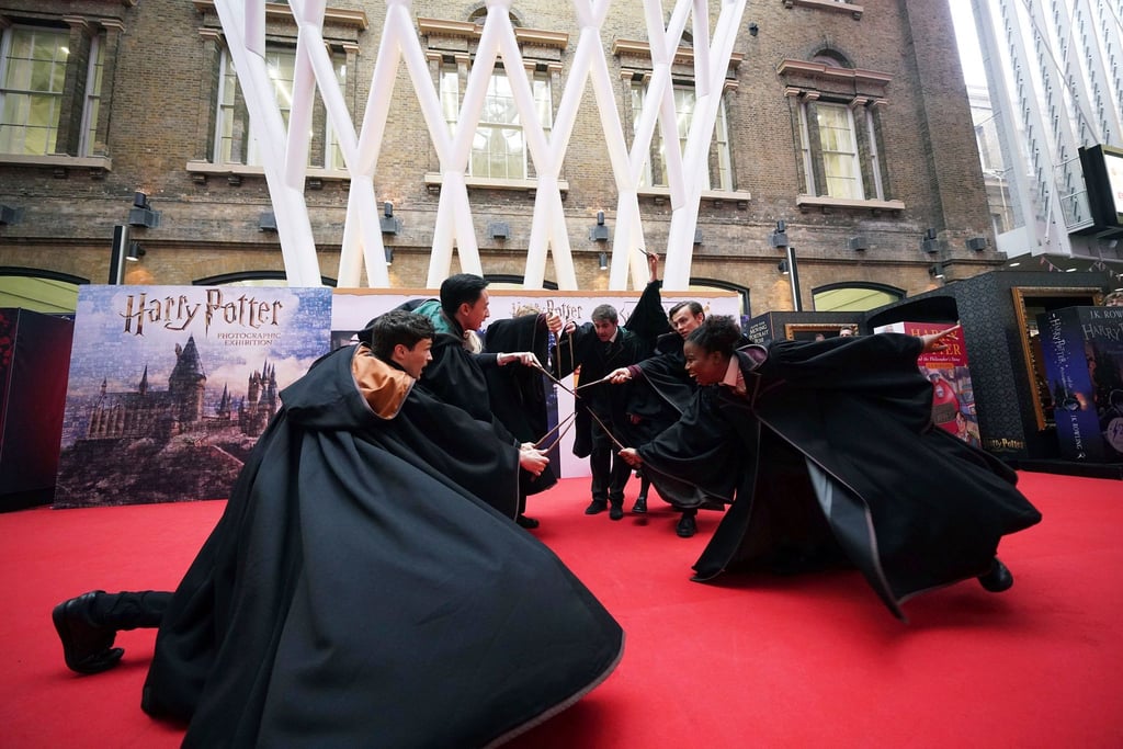 Darsteller der West-End-Besetzung von „Harry Potter und das verwunschene Kind“ am Bahnhof King's Cross.