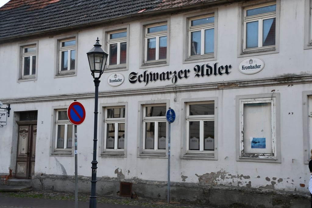 Der Immobilienmarkt in der westlichen Altmark ist leer gefegt. Die Nachfrage ist groß. Zum Verkauf steht seit einiger Zeit auch der Schwarze Adler mit dem Wohngebäudeenssemble an der Philipp-Müller-Straße.