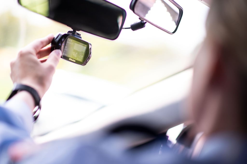 Eine Polizistin bedient während eines Pressetermins die Dashcam ihres Streifenwagens.