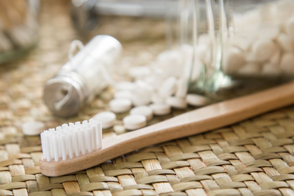 Gut gemeint, aber oft nicht ganz plastikfrei: Holz- und Bambuszahnbürsten tragen in der Regel auch noch Plastikborsten.