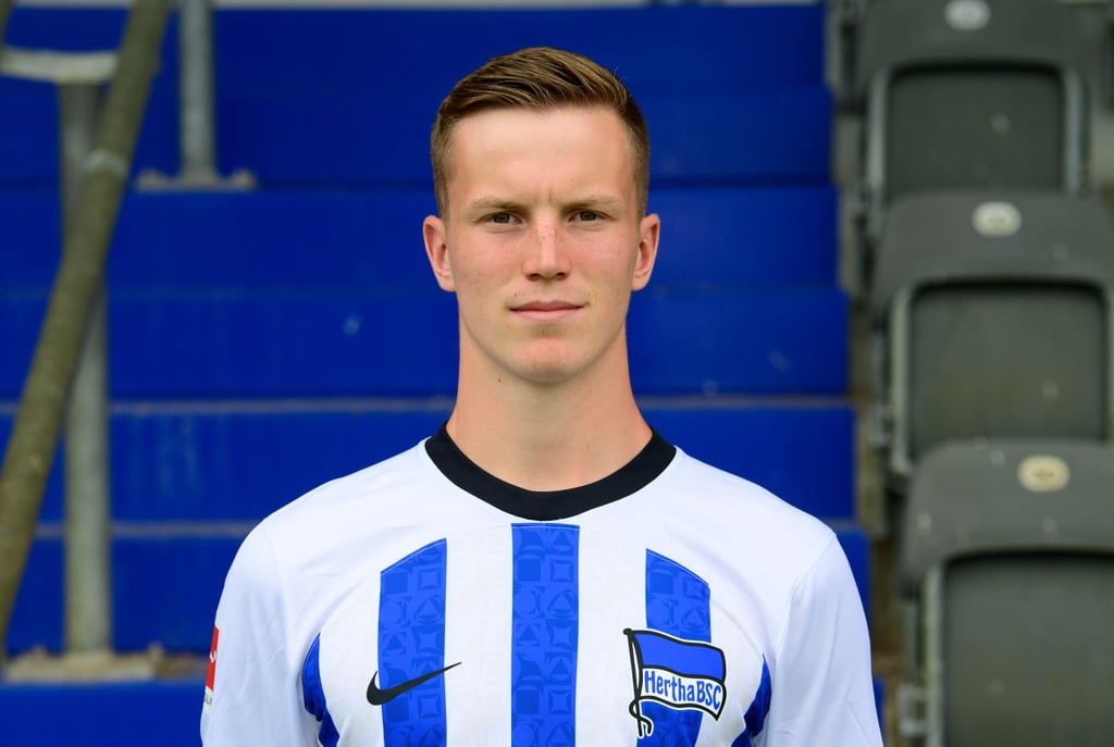 Luca Wollschläger posiert für ein Foto.