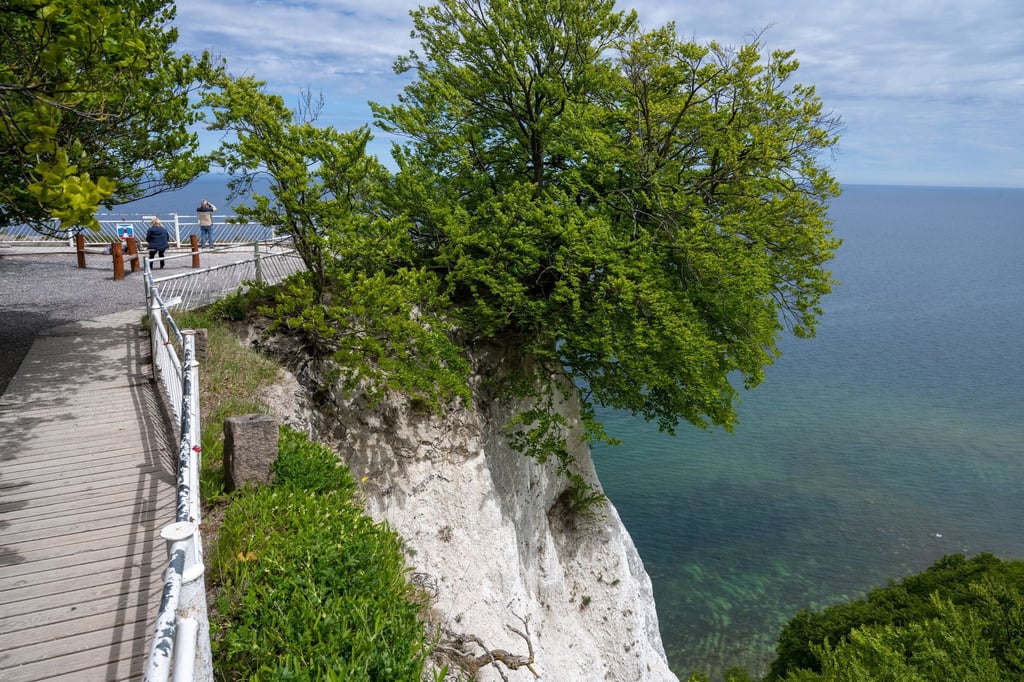 Der Königsstuhl im Nationalpark Jasmund auf der Insel Rügen gehört zu den berühmtesten Touristenattraktionen in Deutschland. Am 25. September soll der Aussichtspunkt auf dem 118 Meter hohen Felsen schließen.