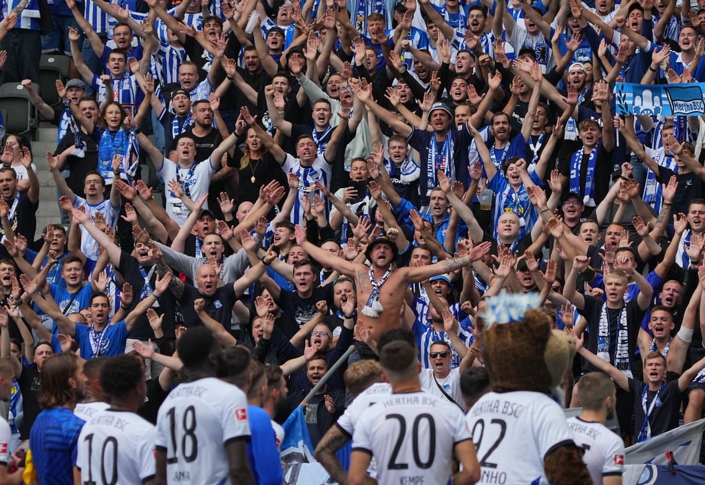 Herthas Spieler stehen nach Spielende vor den Fans in der Ostkurve.