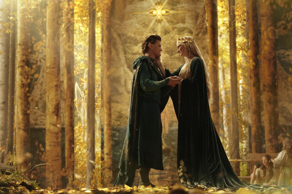 Robert Aramayo (l, Elrond) und Morfydd Clark (Galadriel) in einer Szene aus „Der Herr der Ringe - Die Ringe der Macht“.