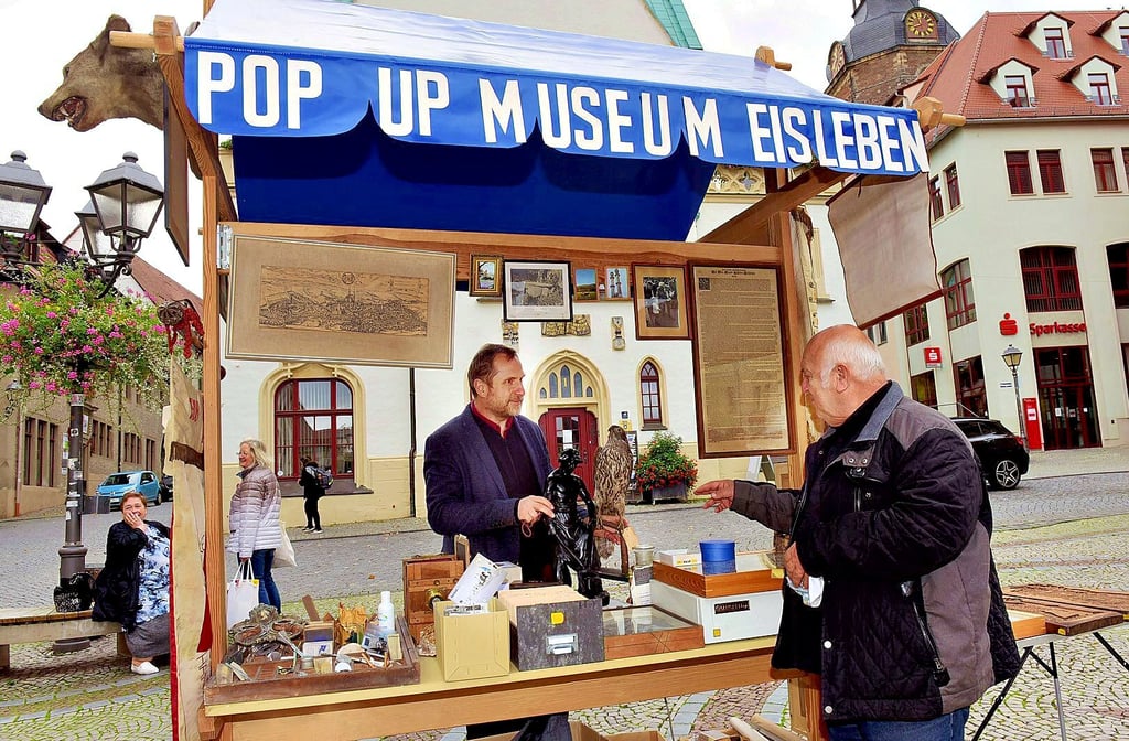 Während seines Heimatstipendiums baute Thomas Jeschner einen kleinen Museumsstand auf dem Markt auf.
