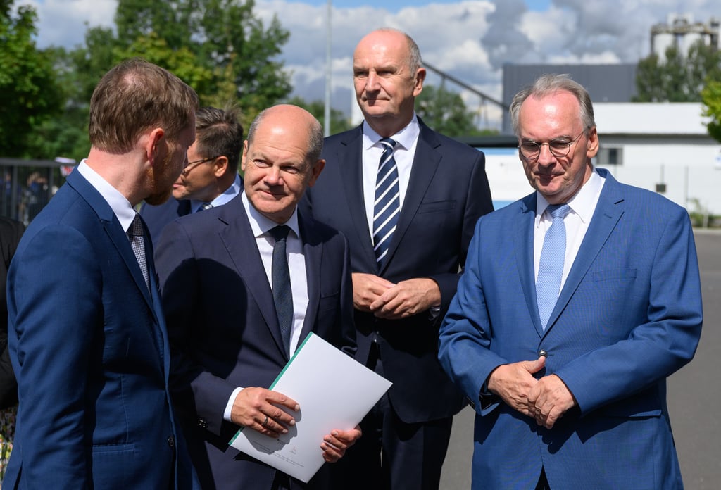 Kanzler Olaf Scholz (SPD, 2.v.l.) und die Länderchefs Michael Kretschmer (Sachsen/CDU/l.), Dietmar Woidke (Brandenburg SPD/3.v.l.) sowie Reiner Haseloff (Sachsen/Anhalt/CDU) in Schwarze Pumpe.