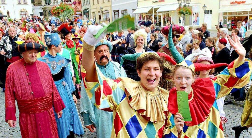 Das Eisleber Theater ist immer im Wiesenmarkt-Umzug vertreten (hier mit den Harlekinen Charlotte Pracht und Tobias Schaaf 2019).