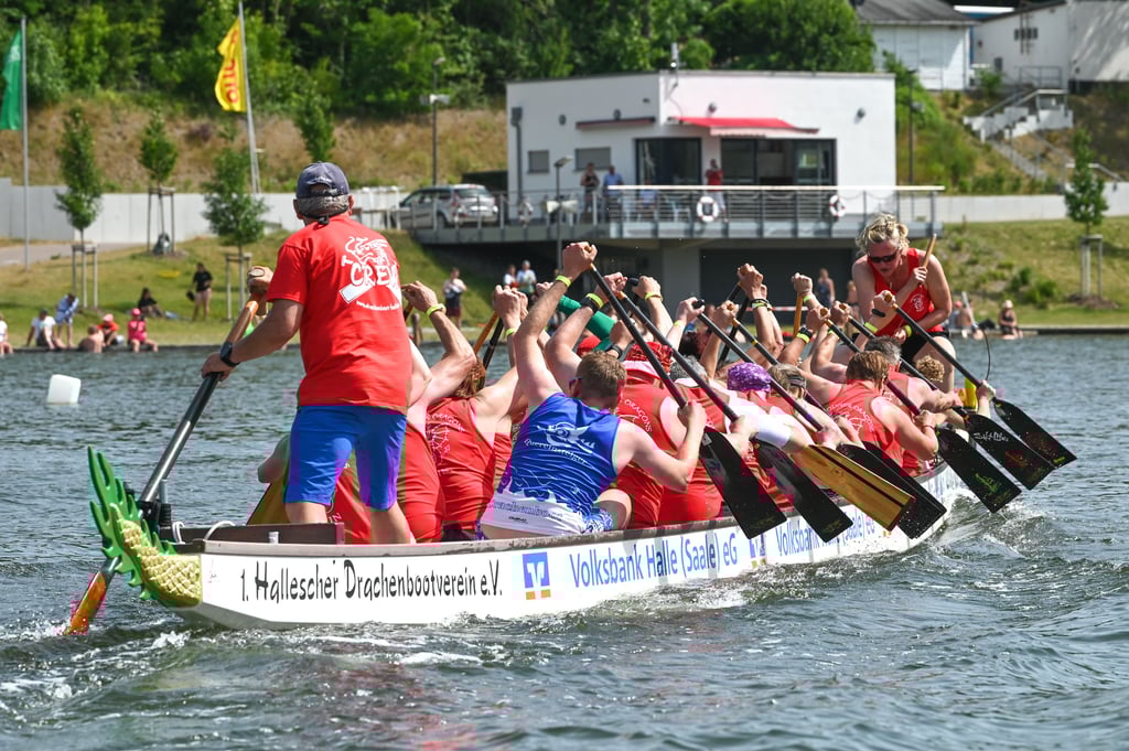 Ein Drachenboot des halleschen Vereins beim Einsatz.