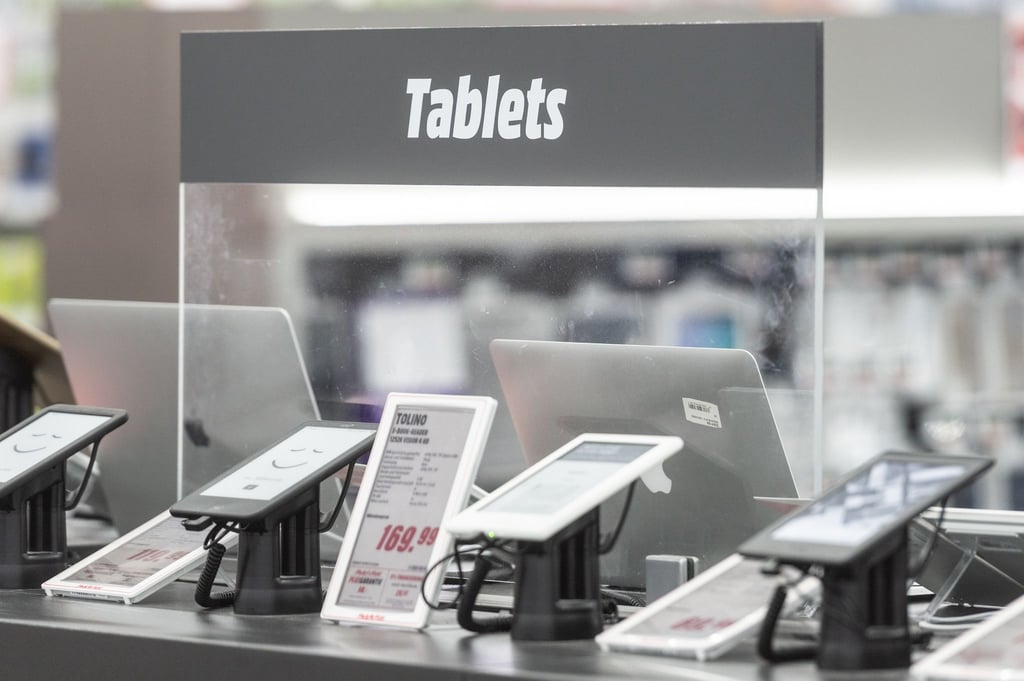 Tablets in einem Elektronikmarkt.