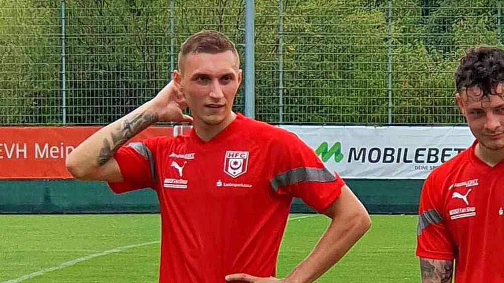 Dominik Steczyk trägt ein Tattoo, dass ihn als Kind zeigt.