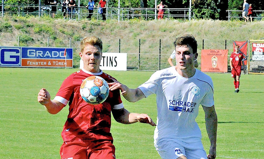 Max Salge (links) hat am vergangenen Sonntag mit dem 1. FC Lok Stendal 0:4 gegen Fortuna Magdeburg verloren. Am Sonntag besteht die Chance zur Revanche.