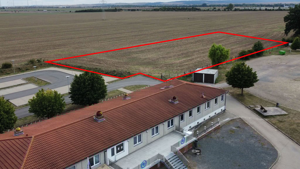 Auf dieser Fläche hinter dem Nachterstedter Sportlerheim könnte das Grundschulzentrum gebaut werden.