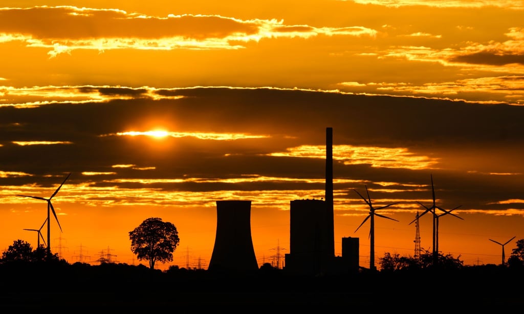 Die Sonne geht hinter dem Kohlekraftwerk Mehrum im Landkreis Peine auf.