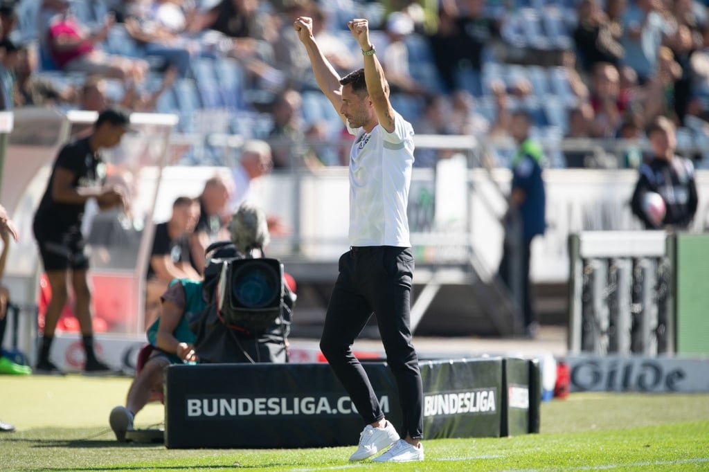 Hannovers Trainer Stefan Leitl reißt nach dem Schlusspfiff die Arme hoch.