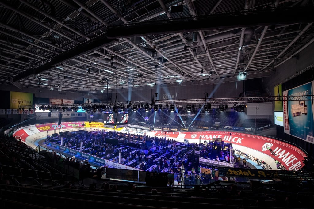 Die Fahrer drehen bei den 56. Bremer Sixdays im Jahr 2020 ihre Runden.