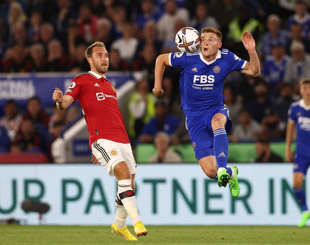 Harvey Barnes (r) von Leicester City und Christian Eriksen von Manchester United in Aktion.