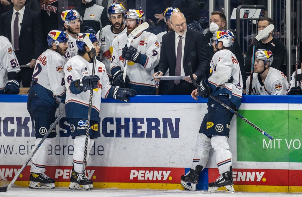 Münchens Trainer Don Jackson bespricht sich mit seinem Team.