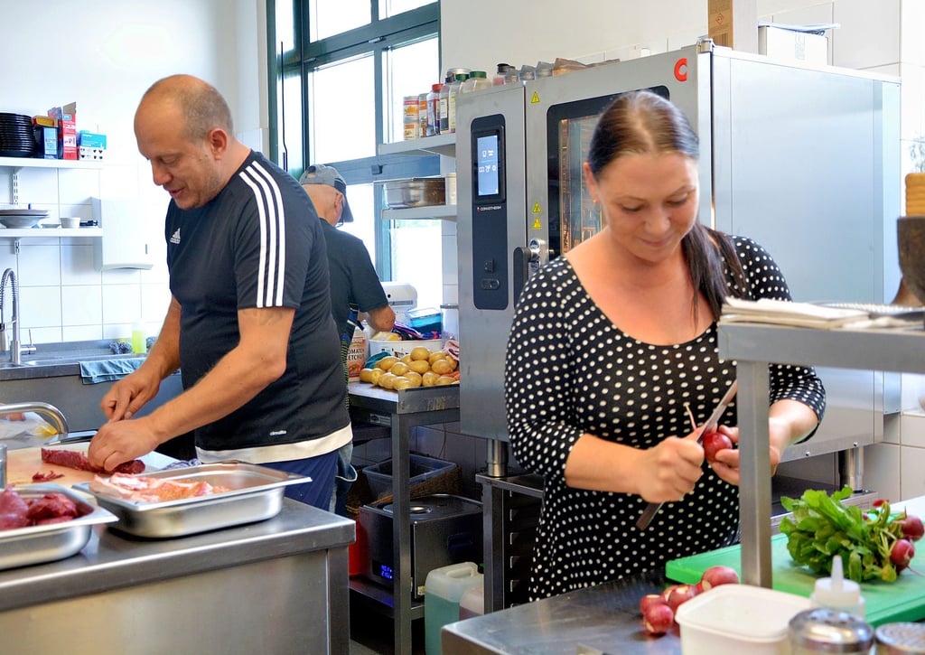Leonidas Zisiadis und seine Frau Ramona Anastasia in der Küche von „Leo’s Restaurant“ in Schönebeck. Sie sehen komplizierte Zeiten auf sich und die Gastonomiebranche zukommen.