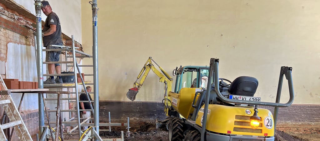In der ehemaligen Turnhalle des Gymnasiums Egeln werden derzeit die Fundamente verstärkt, damit dort eine Zwischendecke eingezogen werden kann. Dort sollen zusätzliche Zimmer für die künftigen Senioren entstehen.