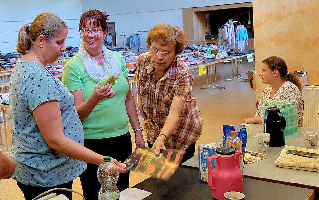 Sandra Hainke (grünes Shirt) gönnt sich mit ihrem Team eine Verschnaufpause.