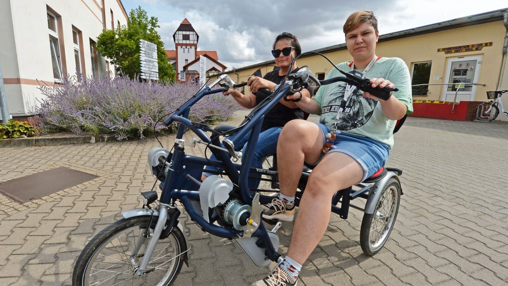 Selina Hoffmann (vorn) fährt gern mit Marta Kolenczuk Tandem.