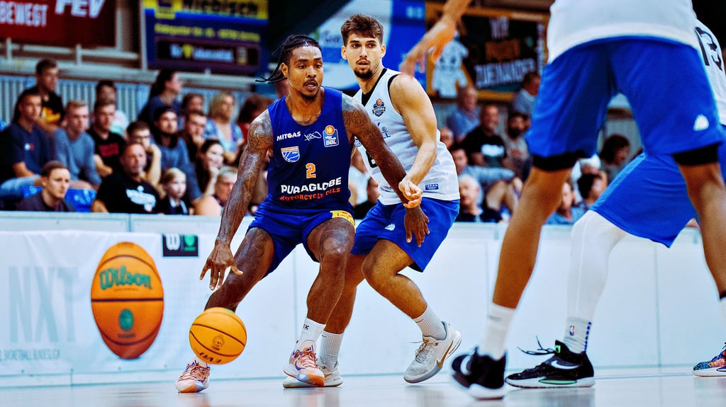 Lamont Jones (l.) erzielte insgesamt 28 Punkte für den Syntainics MBC im Test gegen die BSW Sixers.