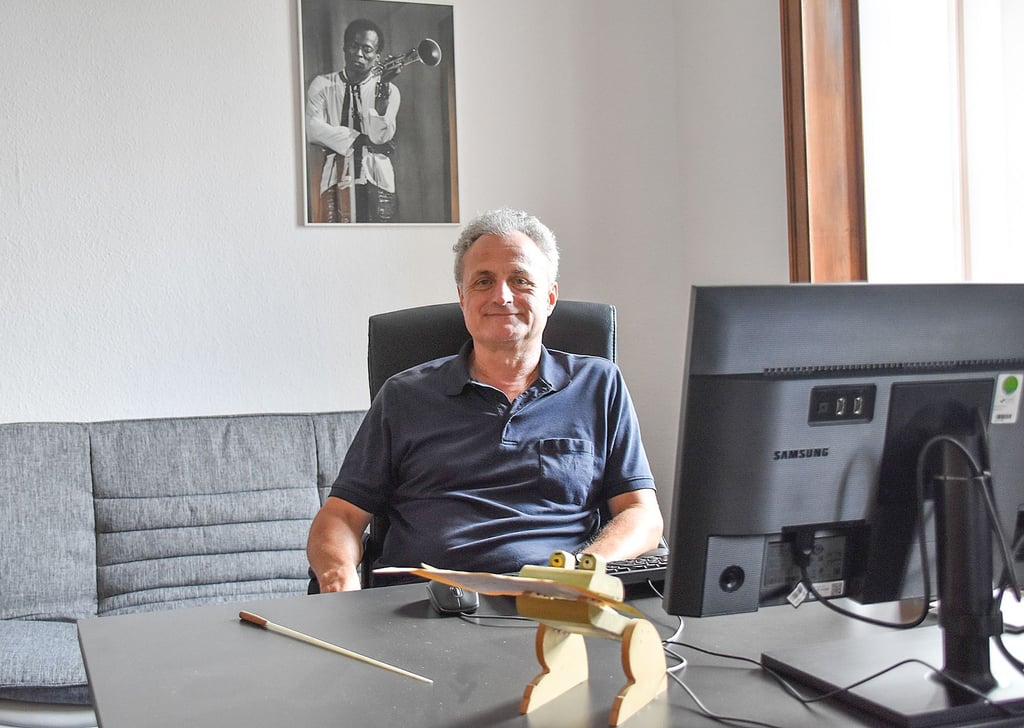 Fabrice Bollon in seinem Büro im Opernhaus: Der „Zettelfrosch“ ist ein Geschenk seines Sohnes aus Kindertagen und darf am neuen Arbeitsplatz nicht fehlen - ebenso wie der obligatorische Dirigentenstab.