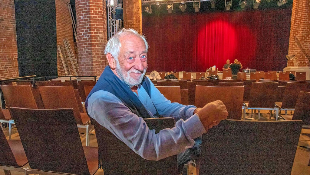 Dieter Hallervorden an seiner neuen Spielstätte, der Marienkirche Dessau. Am Sonntag wird die erste Spielzeit eröffnet.