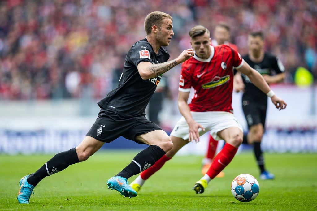 Jordan Beyer (l) in Aktion für Borussia Mönchengladbach.