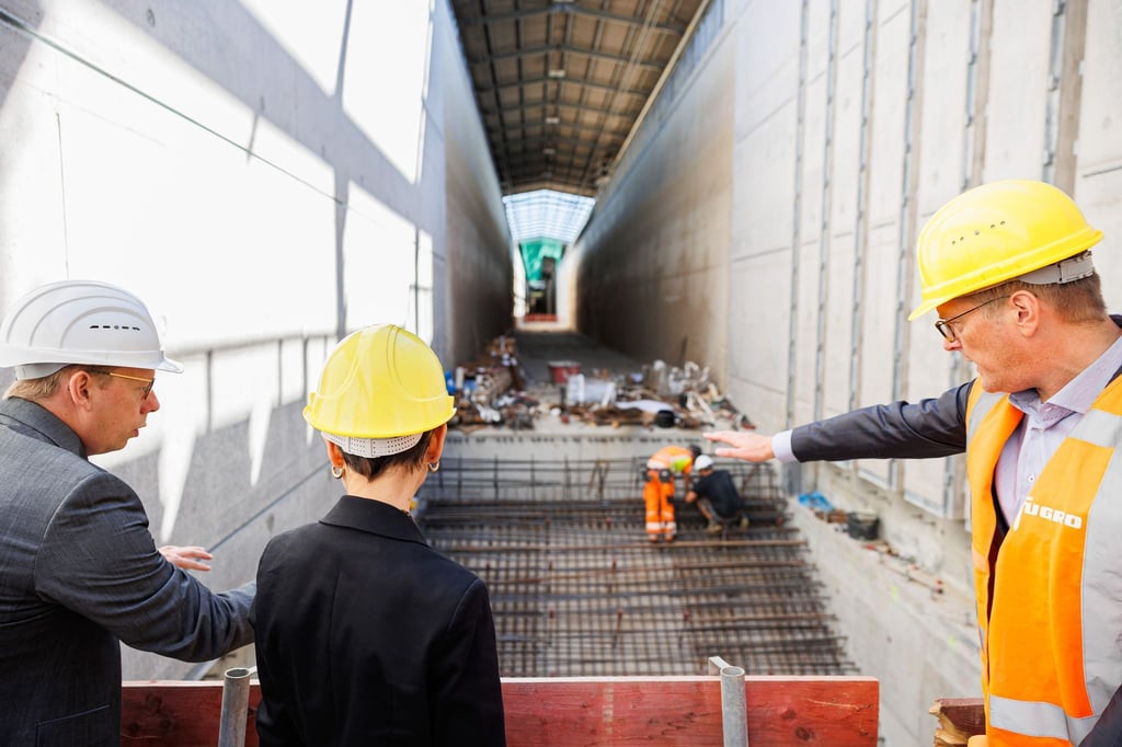 Nils Goseberg (l-r), Angela Ittel und Torsten Schlurmann stehen auf der Baustelle im Großen Wellenkanal am Forschungszentrum Küste (FZK).