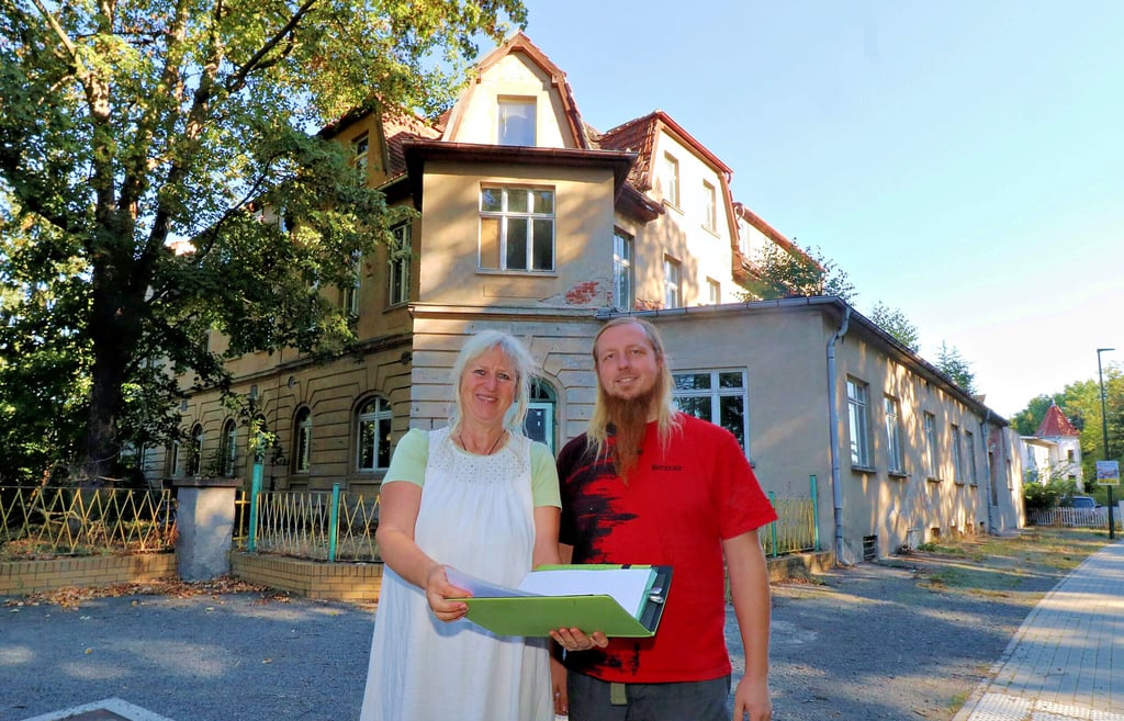 Anna und Kurt Ostwald vom „Verein zur Rettung alter Häuser in Annaburg“ sammeln Unterschriften gegen den Abriss des „Waldschlösschens“.