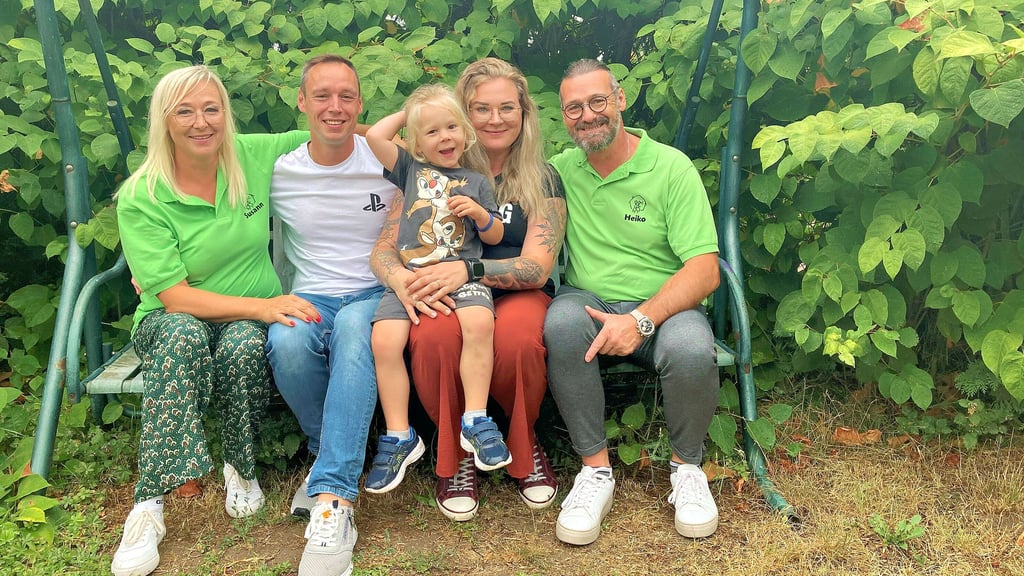 David Weber (2.v.l.) war 1997 einer der ersten Bewohner im Kinderhaus Vitzenburg. Zum 25-jährigen Jubiläum des Heimes stattete er mit seiner Frau Mandy und Sohn Henri den  Kinderhaus-Chefs Susann (l.) und Heiko (r.) Sander einen Besuch ab.