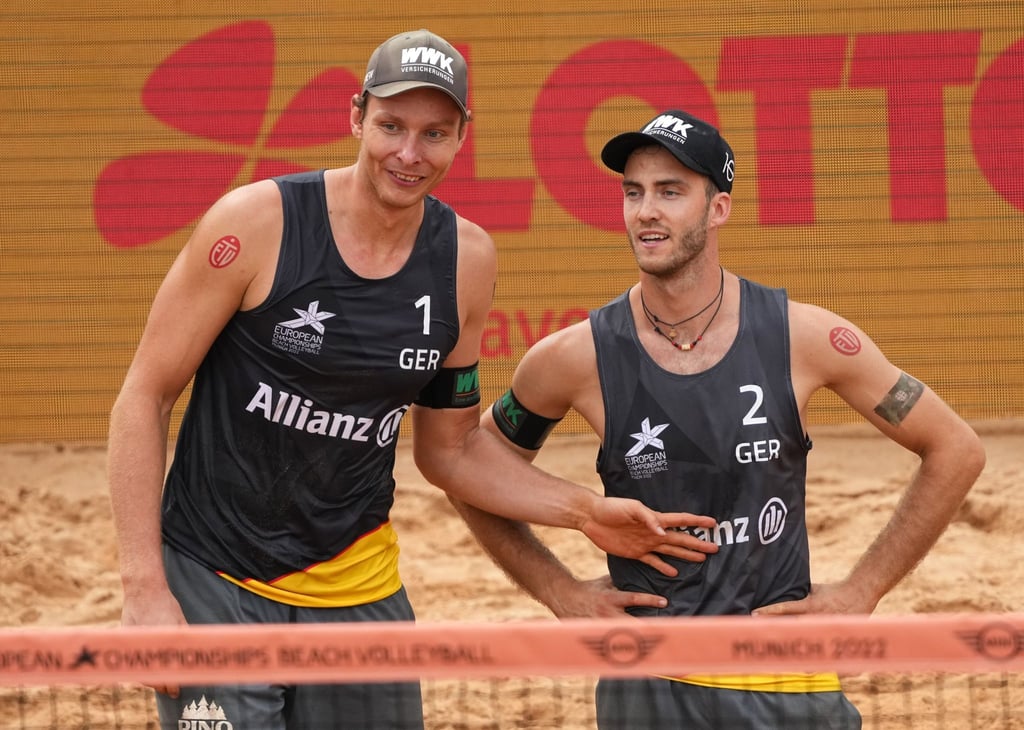 Die Beach-Volleyballer Nils Ehlers (l) und Clemens Wickler unterhalten sich.