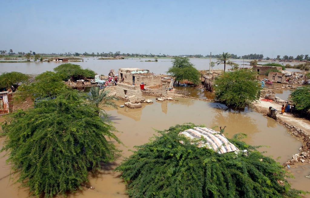 Hochwasser umgibt nach starken Monsunregenfällen Häuser im Bezirk Shikarpur.