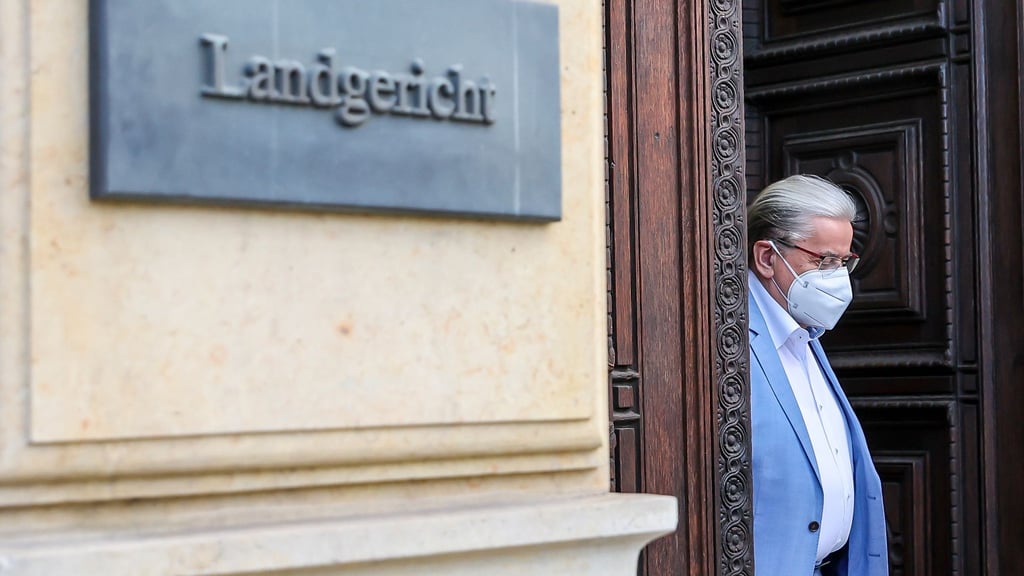 Der frühere MDR-Unterhaltungschef Udo Foht verlässt nach dem ersten Prozesstag am Donnerstag das Landgericht Leipzig.