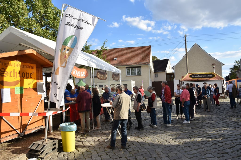 Schlange stehen für die Ottersleber Schlope.