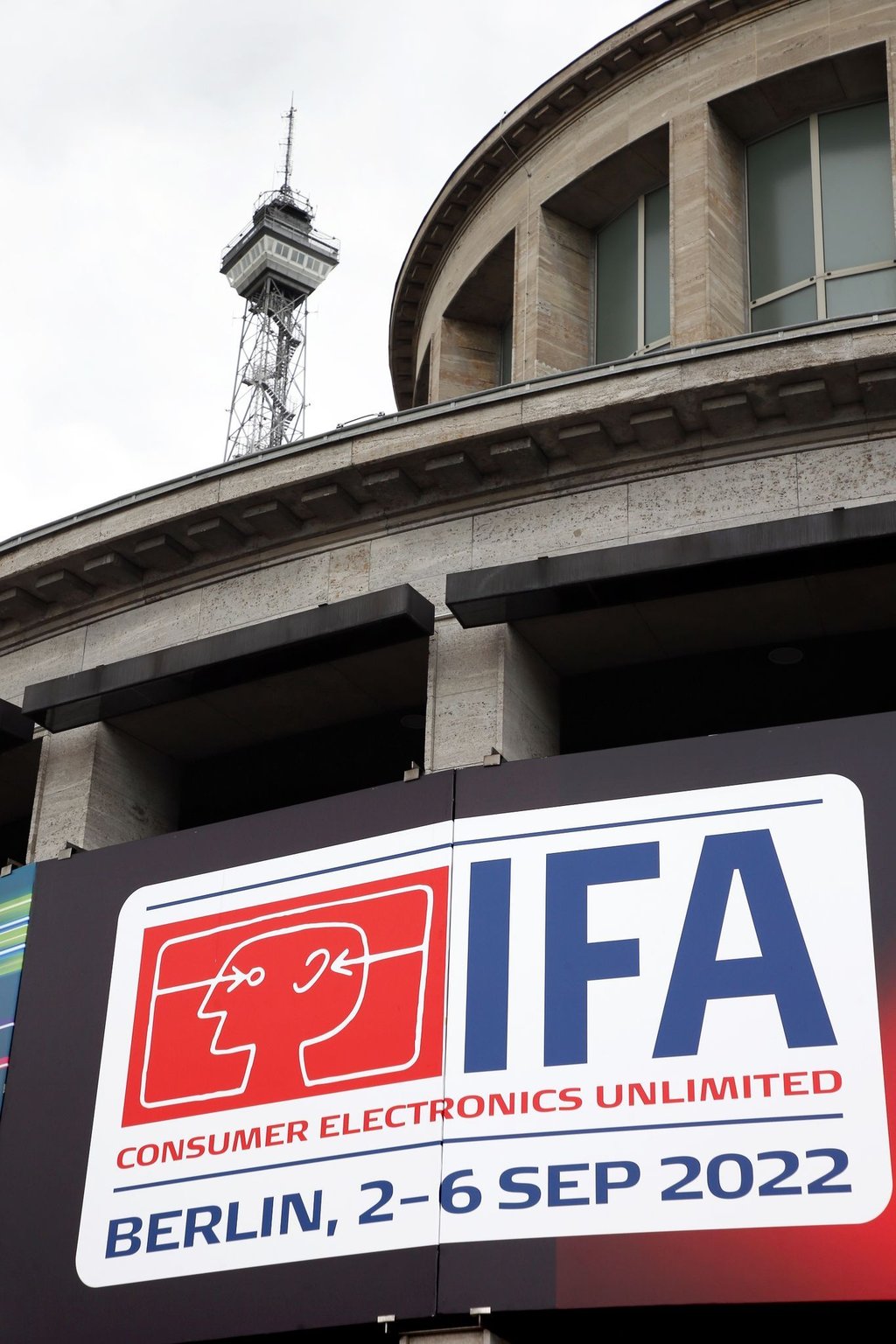 Hinweisschilder an den Messehallen weisen auf die Internationale Funkausstellung IFA hin.