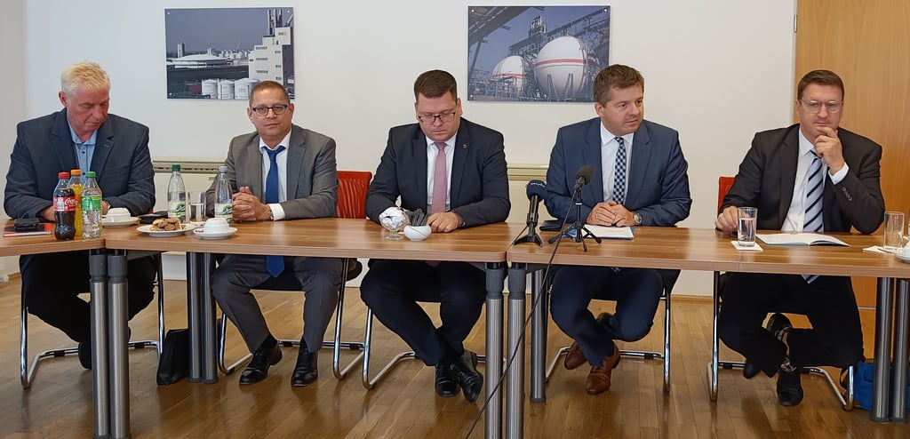 Bei der Pressekonfernenz wird die brisante Lage deutlich.