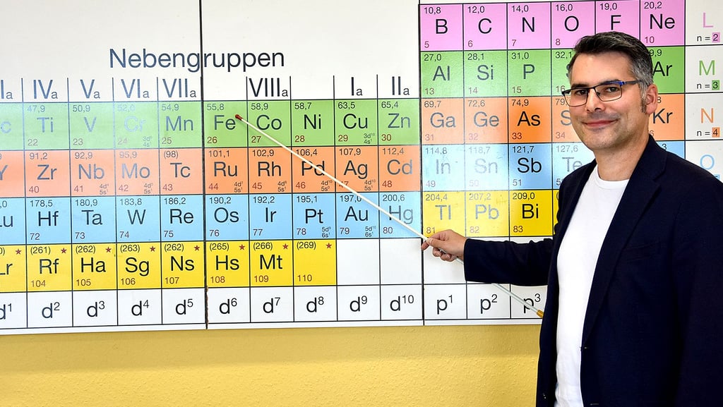 Enrico Pibiri arbeitet am Professor-Friedrich-Förster-Gymnasium in Haldensleben und unterrichtet Chemie und Physik. Der Lehrer kam als Seiteneinsteiger an seine Schule und ist dort glücklich.