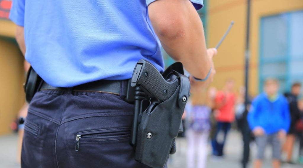 Unter anderem mit Süßigkeiten sollen Kinder vor Schulen im Jerichower Land in Sachsen-Anhalt durch fremde Menschen angelockt worden sein. Die Polizei bittet Eltern und Lehrer darum, wachsam zu sein. Symbolbild:
