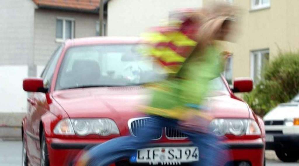 Ein zehn Jahre altes Kind ist an einer Bushaltestelle in Friedrichsbrunn im Harz bei einem Zusammenstoß mit einem Auto so schwer veretzt worden, dass es mit einem Rettungshubschrauber ins Krankenhaus geflogen werden musste. Symbolbild: